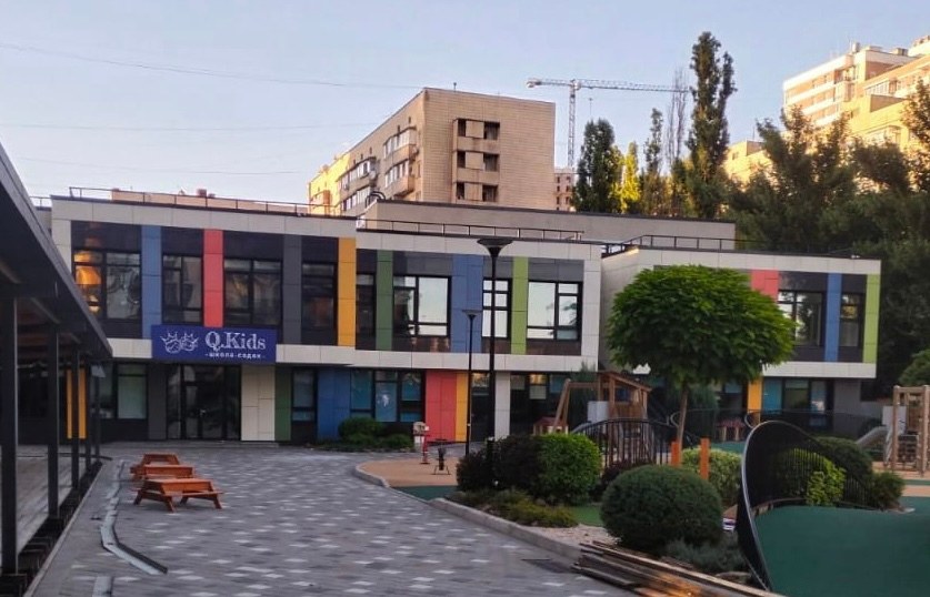 Окремо розташована комерційна будівля в закритому житловому комплексі бізнес класу